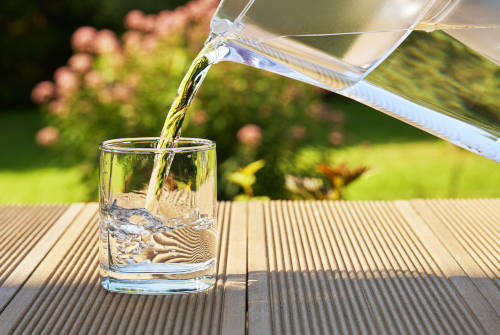 Il est recommandé de boire de l'eau tout au long de la journée pour veiller à une bonne hydratation de l'ensemble du corps