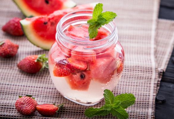 recette-eau-detox-pasteque-fraises